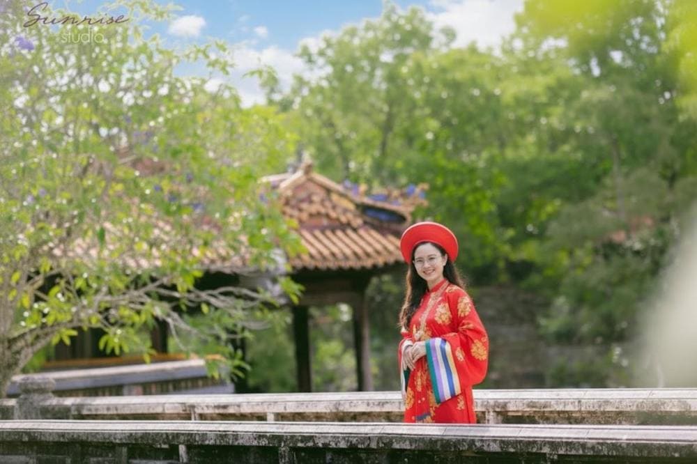 Với không gian cổ kính, bạn nên mặc áo dài hoặc cổ phục